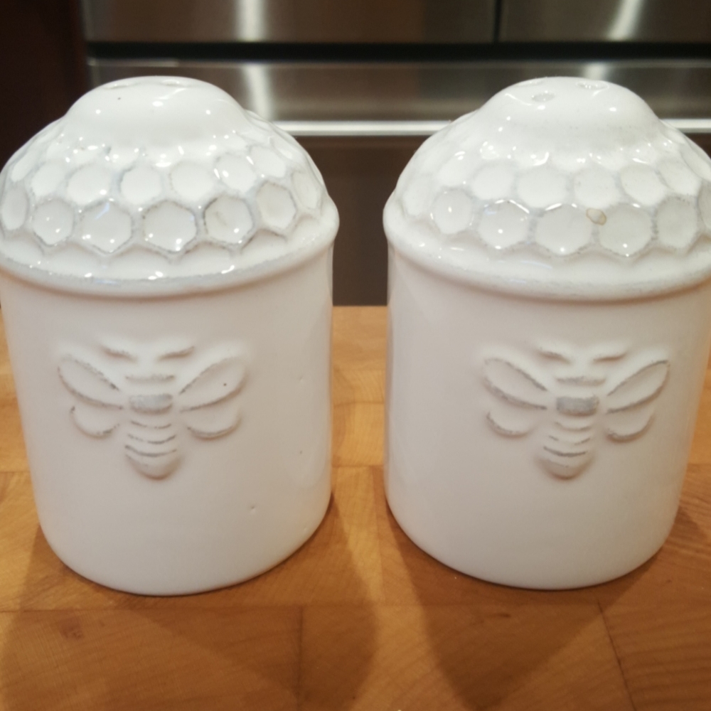 Salt & Pepper shaker Behive detail